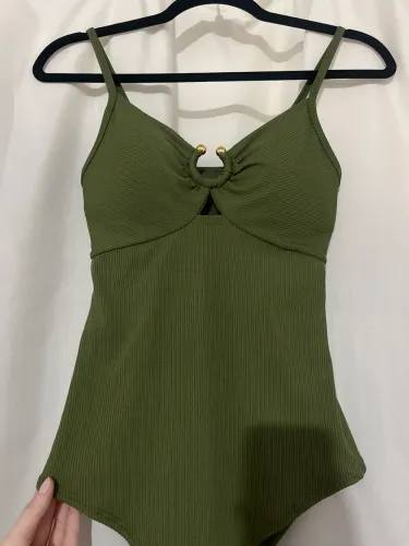 Body canelado verde com bojo