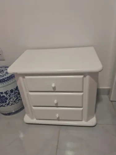 Mesa de cabeceira madeira pura laqueado de branco