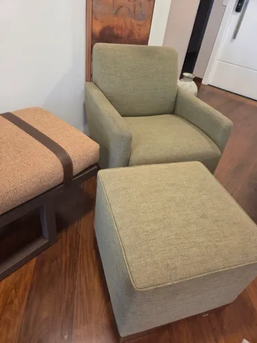 Poltrona giratória moderna com puff