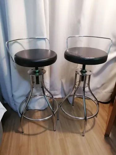 Banqueta em aço inox com regulagem de altura 