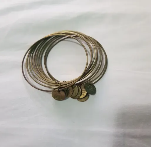 Pulseiras douradas 