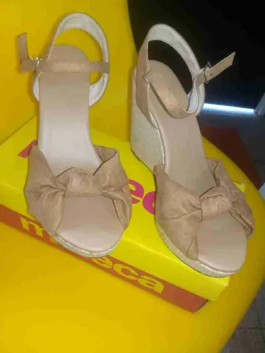 Vendo sandália Anabela