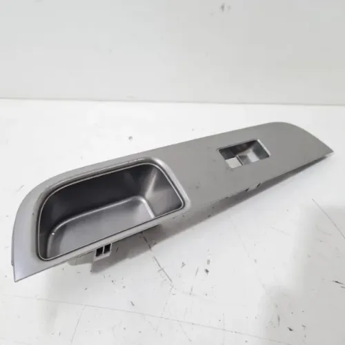 Moldura Puxador porta traseira direita Nissan Tiida 2013