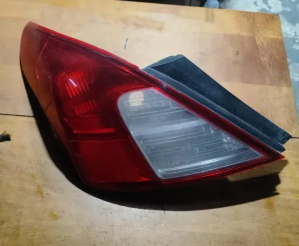 Lanterna Traseira Esquerda Recuperada Nissan Versa 2011 a 2020