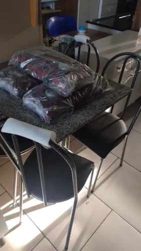 Mesa com 4 cadeiras novas