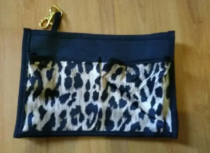 Nécessaire ou divisória de bolsa preta e animal print