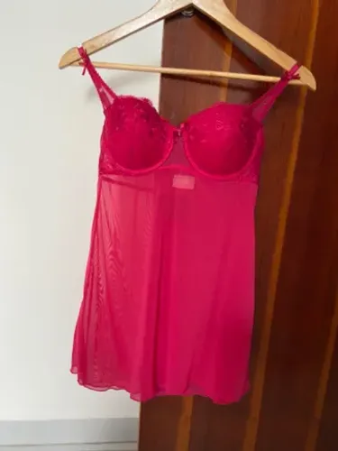 Camisola curta com renda e alça fina