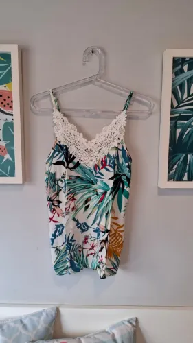 Regata floral tropical com detalhe em pérolas