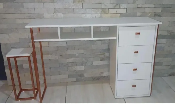 Mesa para manicure em MDF com Metalon