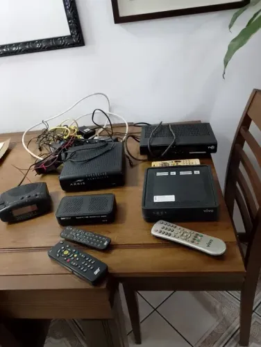 4 PARA O V E UM RÁDIO RELÓGIO TUDO FUNCIONANDO PERFEITAMENTE 
