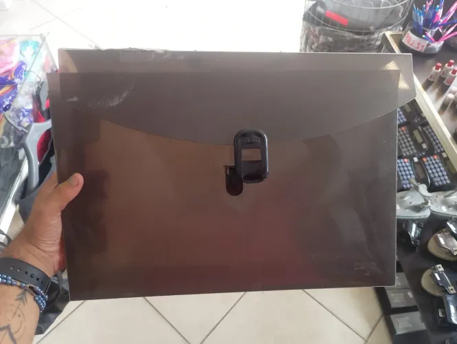 Pasta de arquivo preta com trava