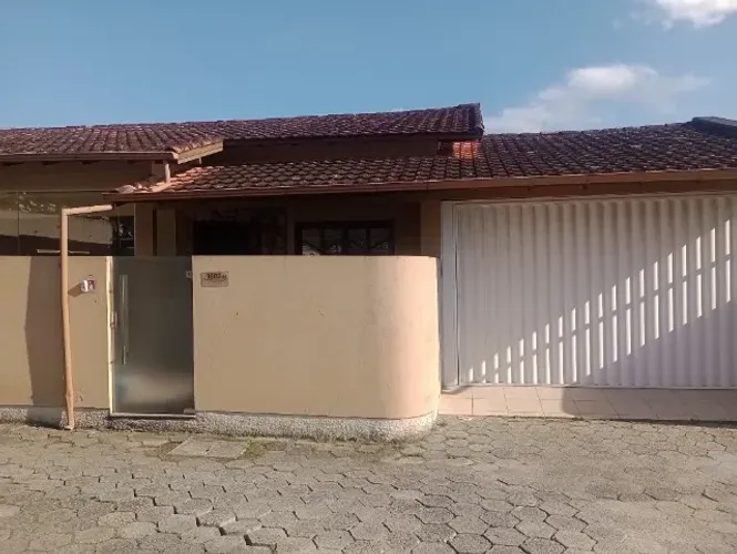 Alugo ótima casa na Costeira. 