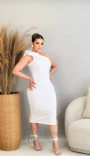 Vestido Branco Ombro Único com Laço - Elegância Perfeita para Noivas do Civil