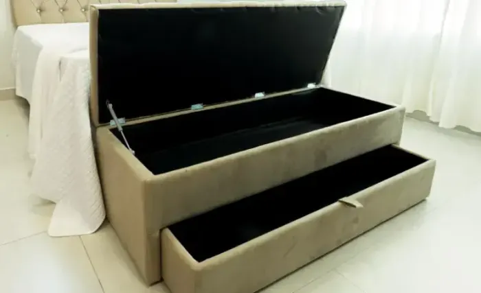 Puff Baú Sapateira com Capitonê em Suede Liso Puff Baú Gaveta (sapateira e Calçadeira)
