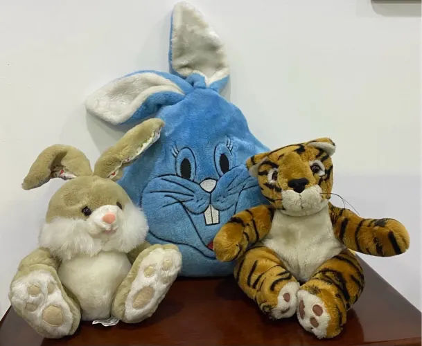 #L26 - Lote com 3 Bichos de Pelúcia - 2 Coelhos e 1 Tigre