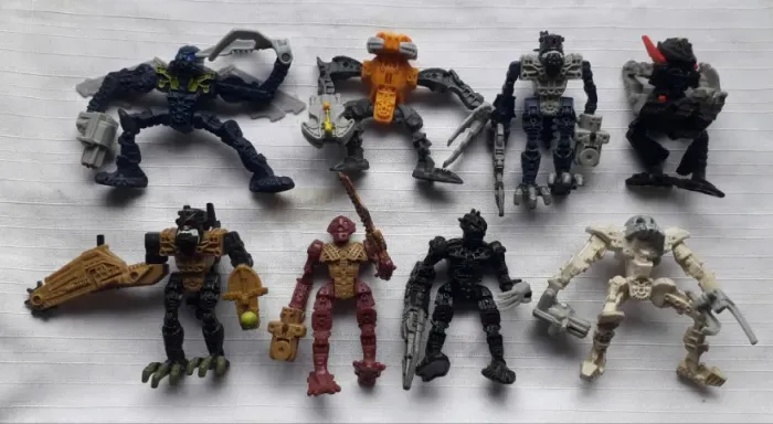 8 Robôs Bionicles McDonald's (usado)