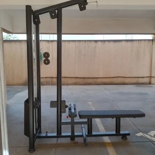 Puxador conjugado com remada. Acompanha 80kg de peso, com ajuste de níveis.