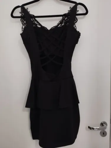 Vestido com Renda e Trançado nas Costas