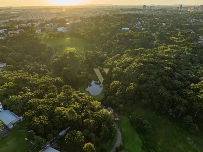 Terrenos em condomínio fechado no Campo Comprido