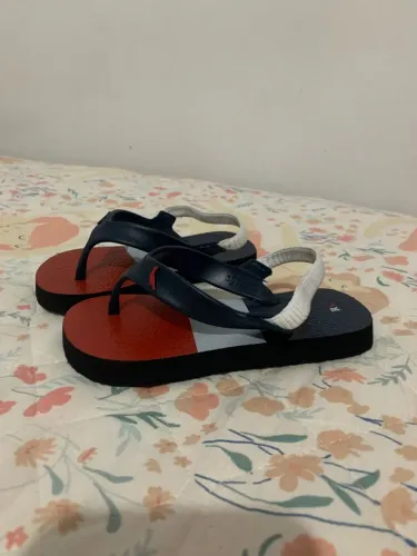 Chinelos infantis com detalhe de bandeira