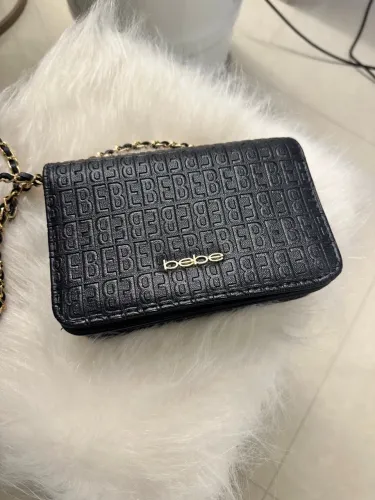Bolsa Bebe Preta com Corrente Dourada