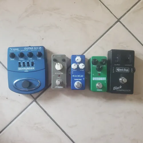 Set de 5 pedais + fonte + cabos 