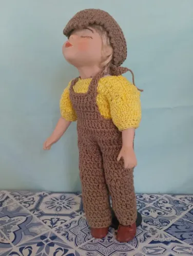 Boneca De Porcelana Com Roupa De Crochê Linda, antiga e usada