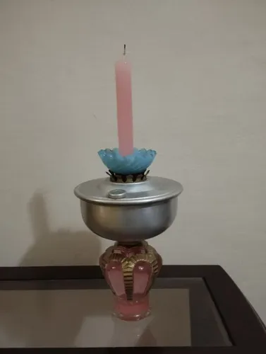 Lamparina Antiga com Vela Rosa