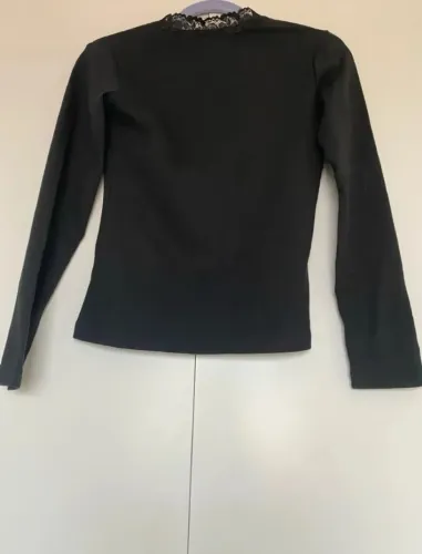 Blusa preta com detalhe em renda