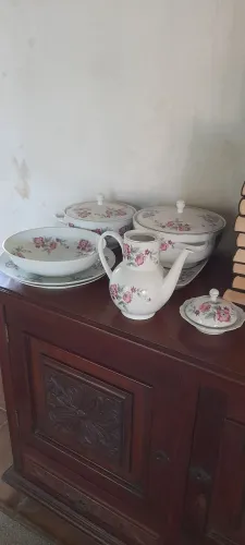 Vendo lindo conjunto de almoço/jantar de porcelana