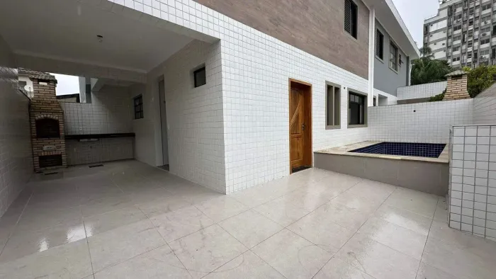 Sobrado à venda com 3 dormitórios na Vila Belmiro em Santos