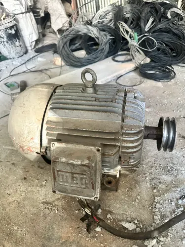 Motor grande trifásico usado com polia 