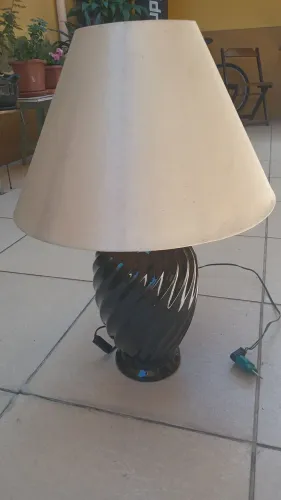 Abajur de mesa com cúpula