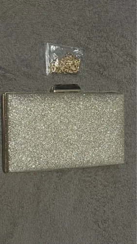 Bolsa de mão glitter dourada com corrente