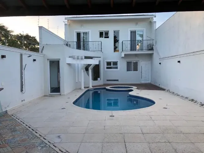 Sobrado com Piscina no Vila Branca em Jacareí-SP