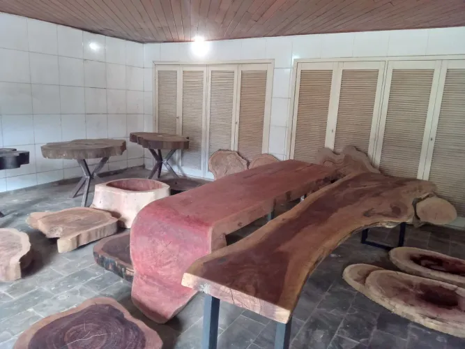 Mesa de madeira maciça rústica