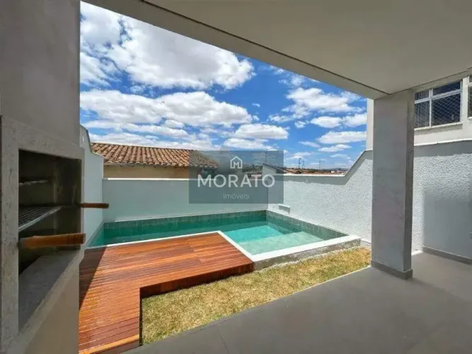 Casa 3 Quartos, Suíte com Closet, piscina, e 4 Vagas de Garagem no Bairro Alvorada