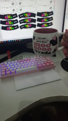 Teclado mecânico gamer branco e rosa