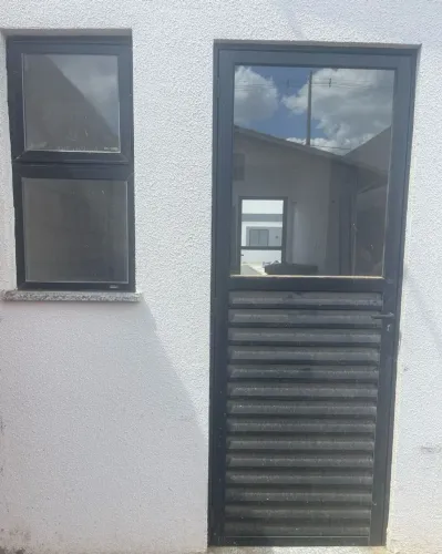 Porta de alumínio com grades e vidro