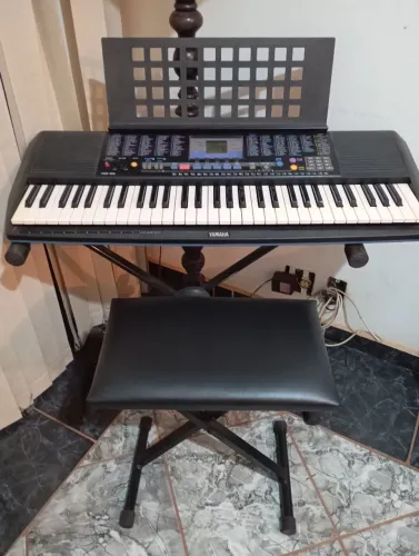 Teclado Yamaha PSR-190 com banqueta e cavalete