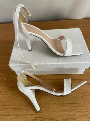 Sandália Salto Fino Branca - Elegância para seus pés