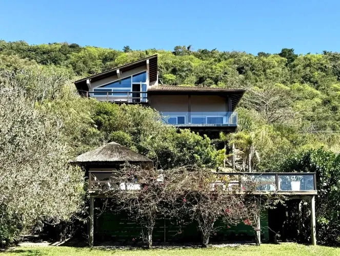 Casa com 4 dormitórios com piscina e área verde