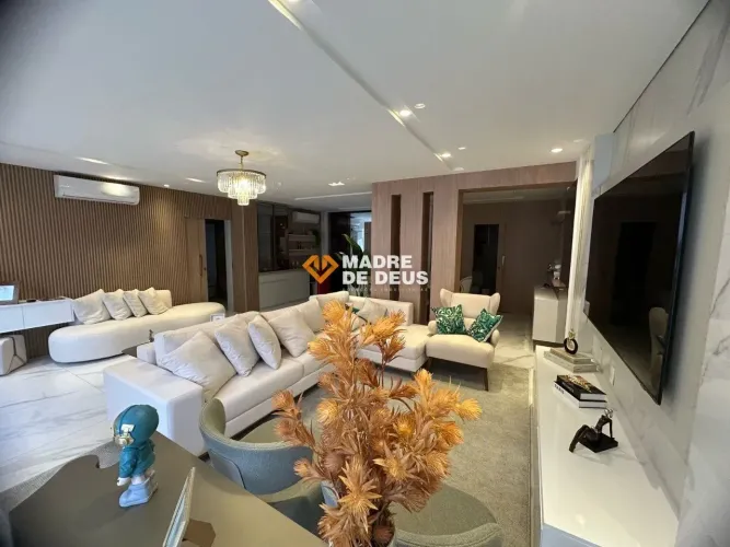 Casa de alto padrão, totalmente reformada, com materiais de primeiríssima qualidade!
