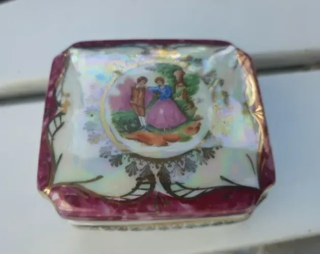 Porta-Jóias antigo em porcelana antiga cena galante e detalhes à ouro 9cm x 8cm