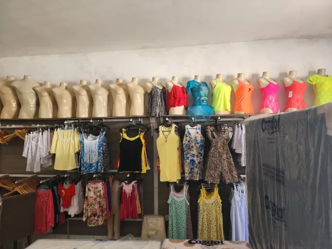 Araras de parede, manuquin, cabides, roupas novas