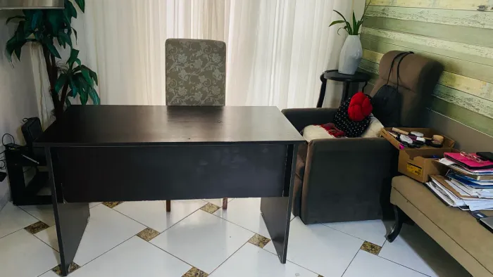 Mesa de escritório com gaveteiro 