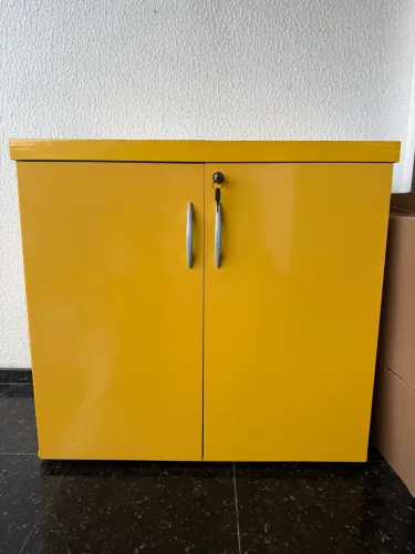 Armário baixo multiuso amarelo com chave