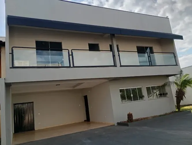 Amplo sobrado em condominio fechado, com 3 suites.