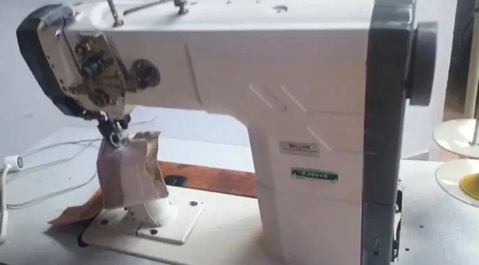 Vende-se máquina de coluna transporte triplo pra costurar couro