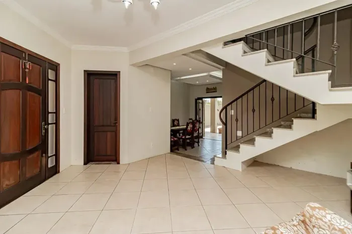 Casa com 4 dormitórios e 2 pavimentos em ótimo estado de conservação .